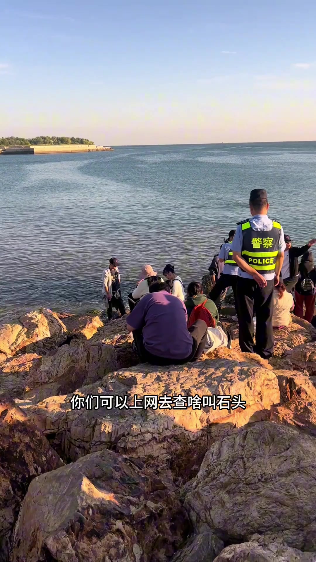 一群人码头往大海里投放不明物品，海水都变了颜色