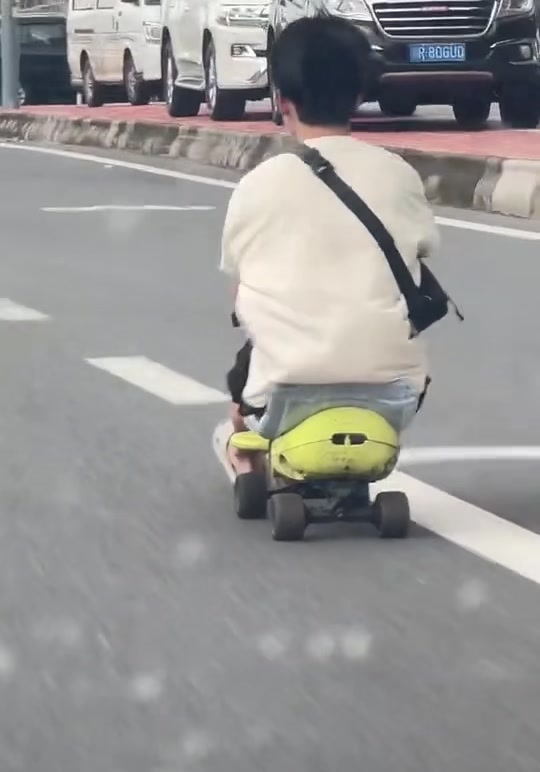 跑跑卡丁车啊！开个这东西也敢往机动车道跑！