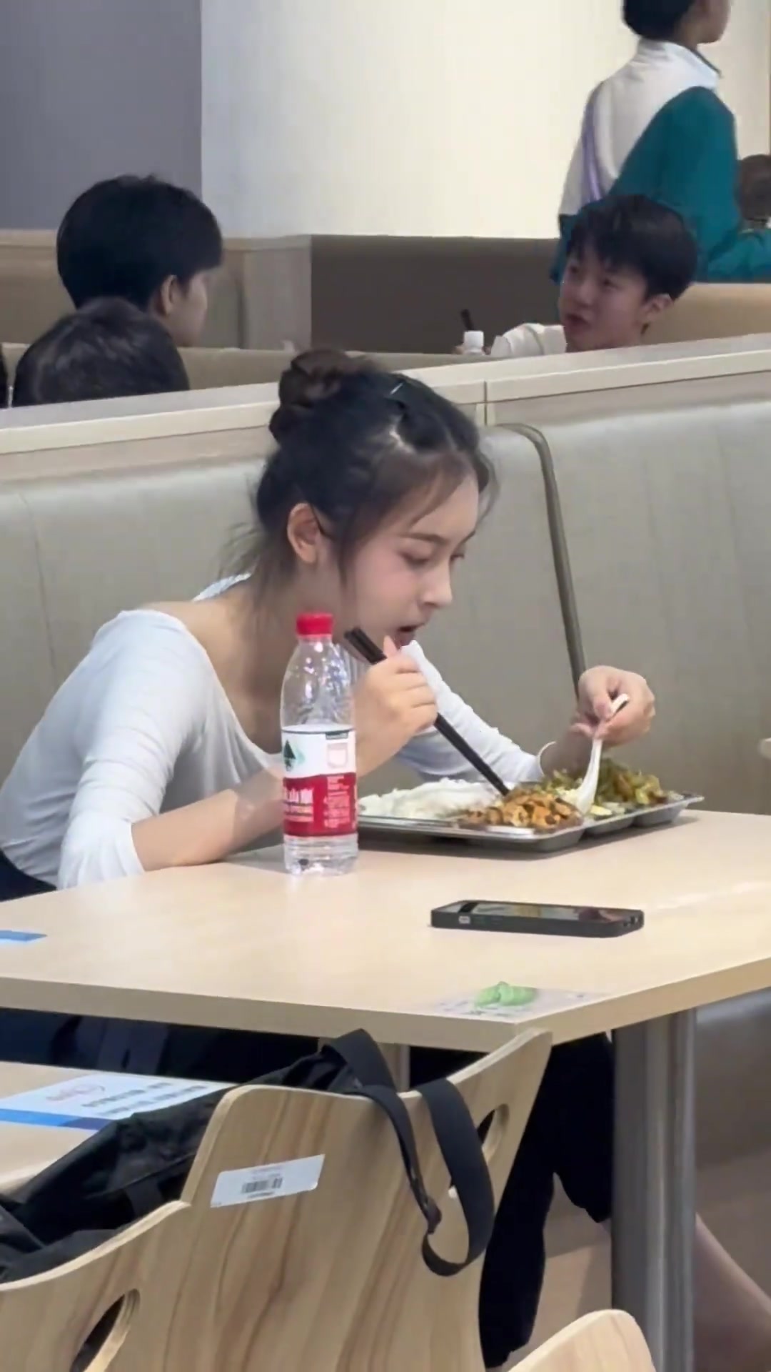 北舞食堂，这个妹子一定很珍惜这顿饭！吃得好认真