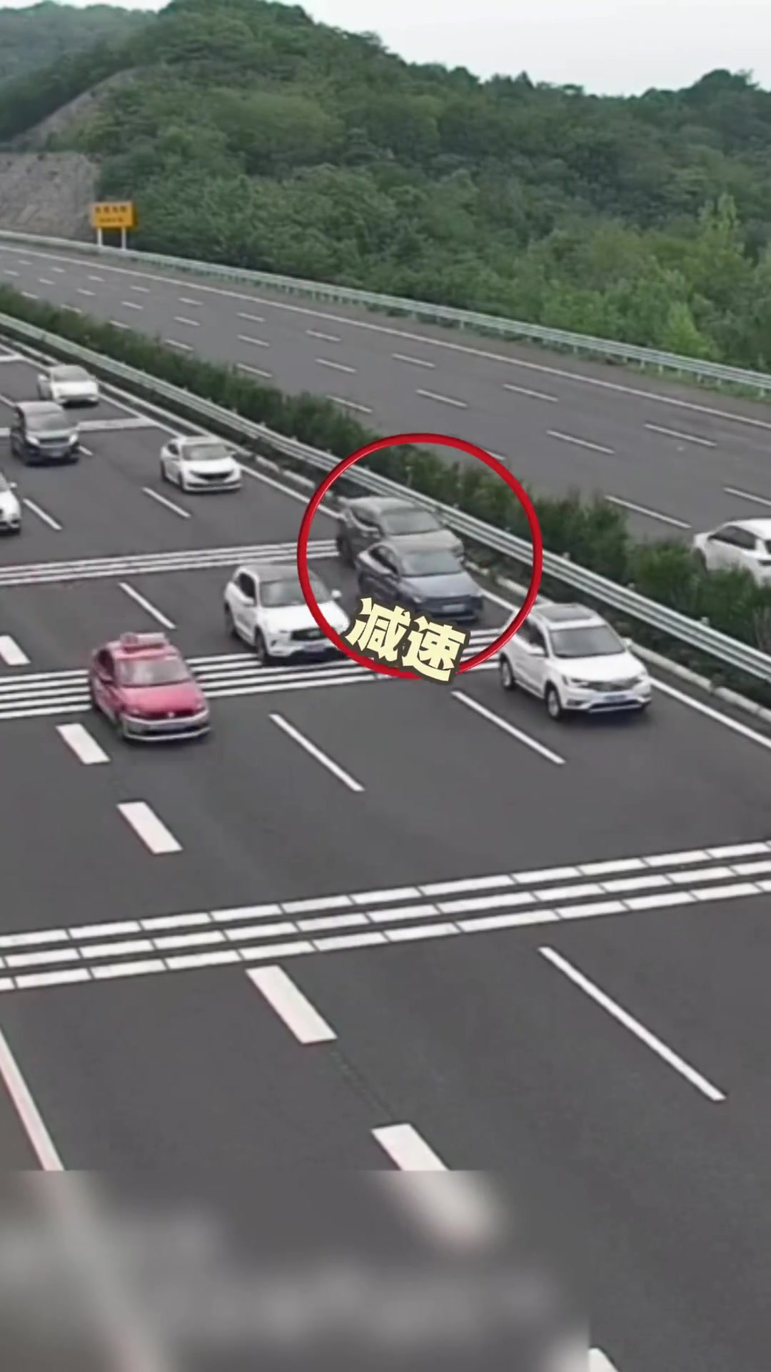 高速行车未保持车距，两车追尾同一车