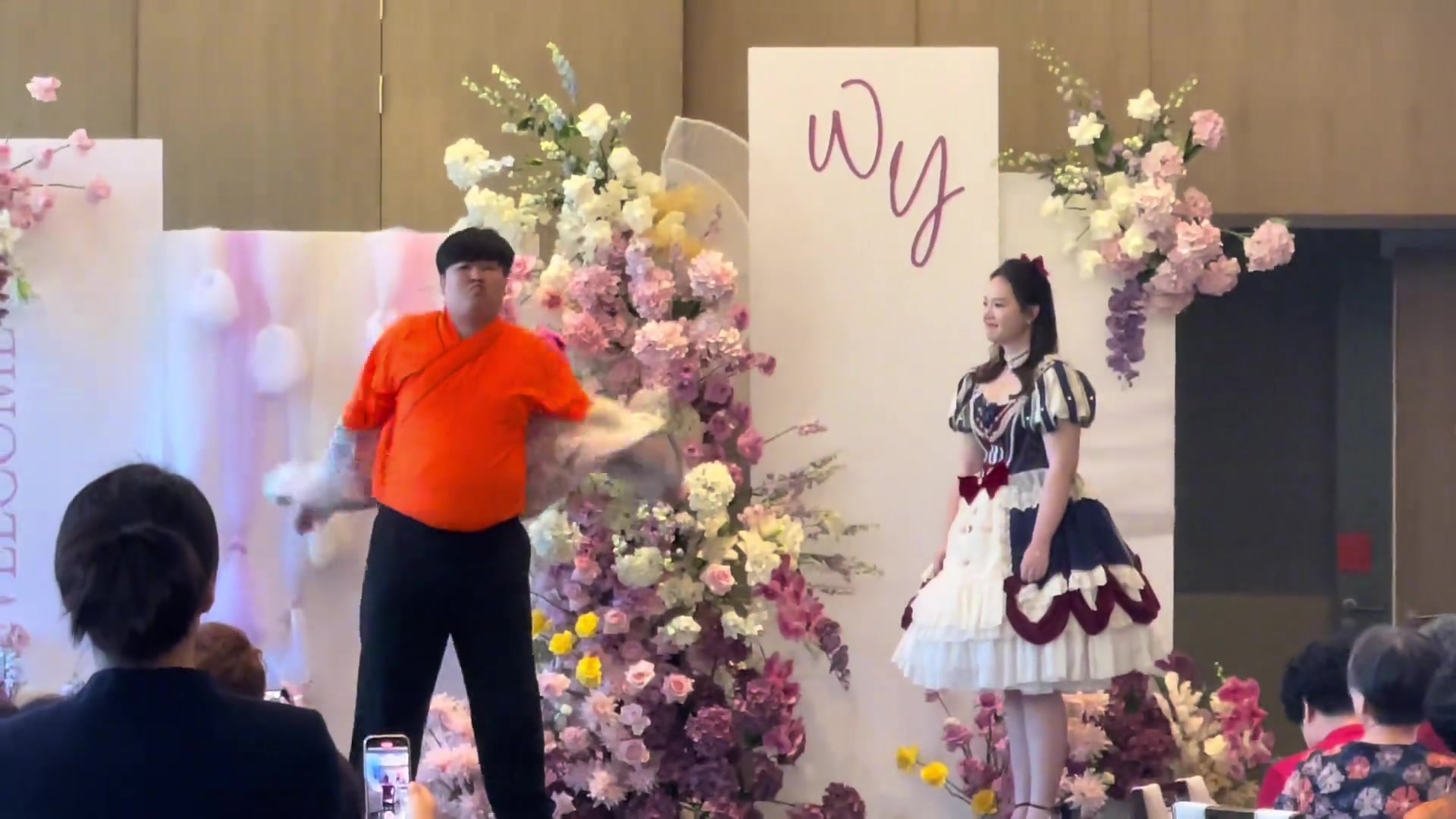 新郎新娘举办着各自想要的婚礼