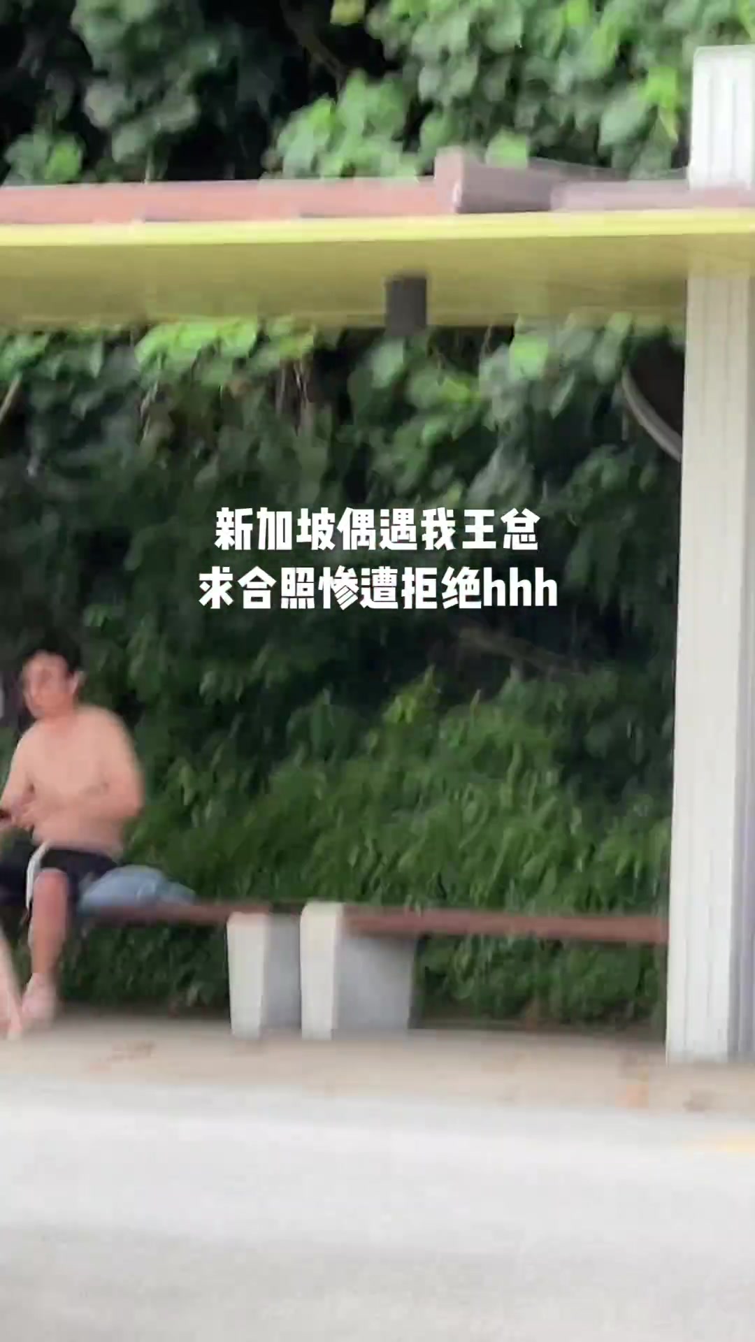 女路人偶遇王思聪出来玩耍，想拍合照被拒绝