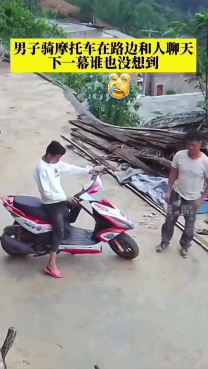被拽下去的那个耳朵夹的那根烟不知道还在吗