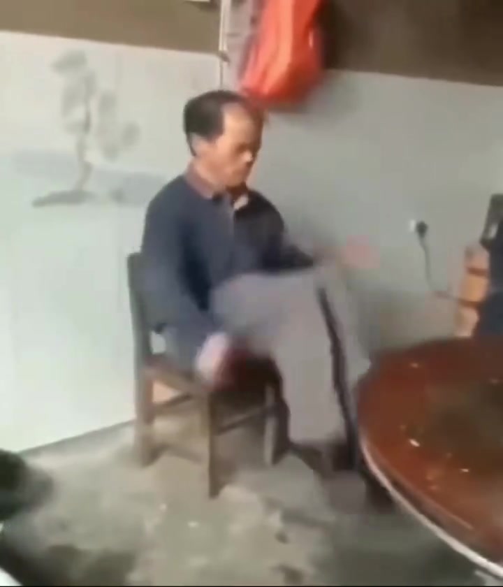 像极了下课老师还在拖堂想去吃饭的我