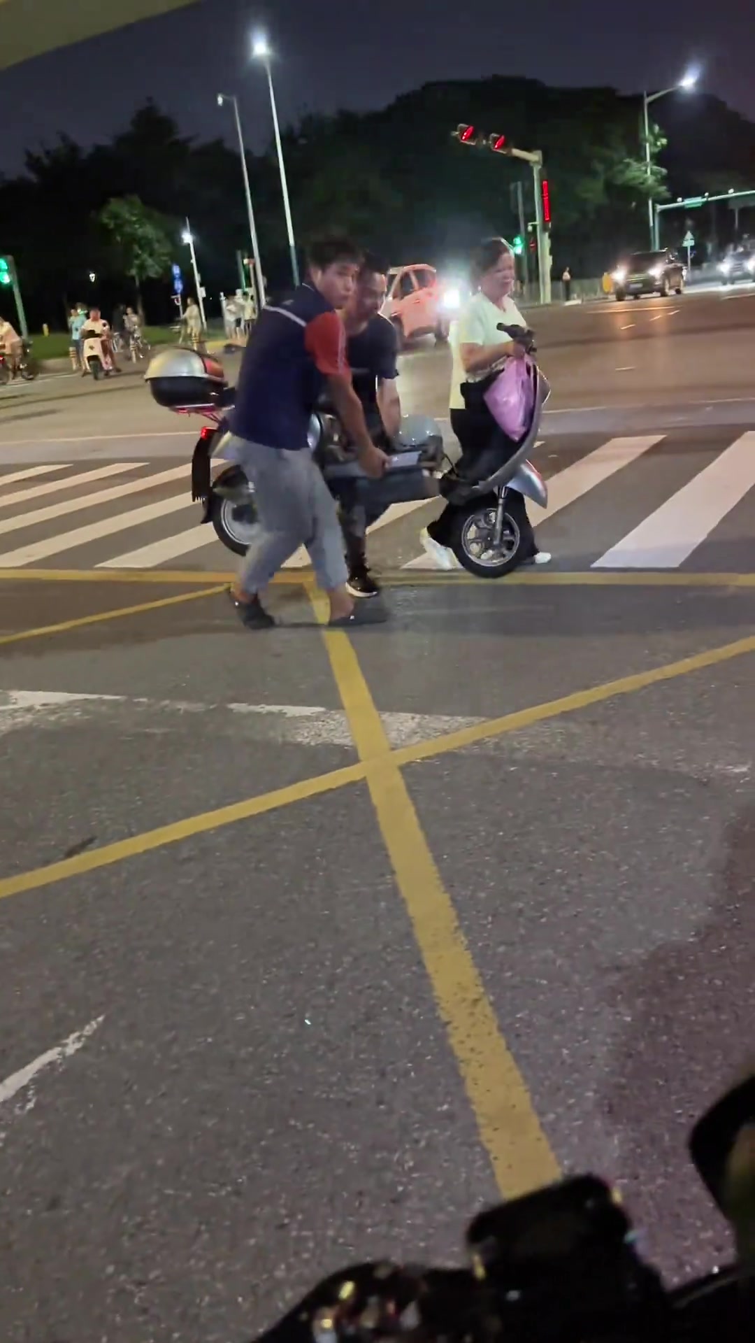 车都这待遇了，被三个人扶着过马路