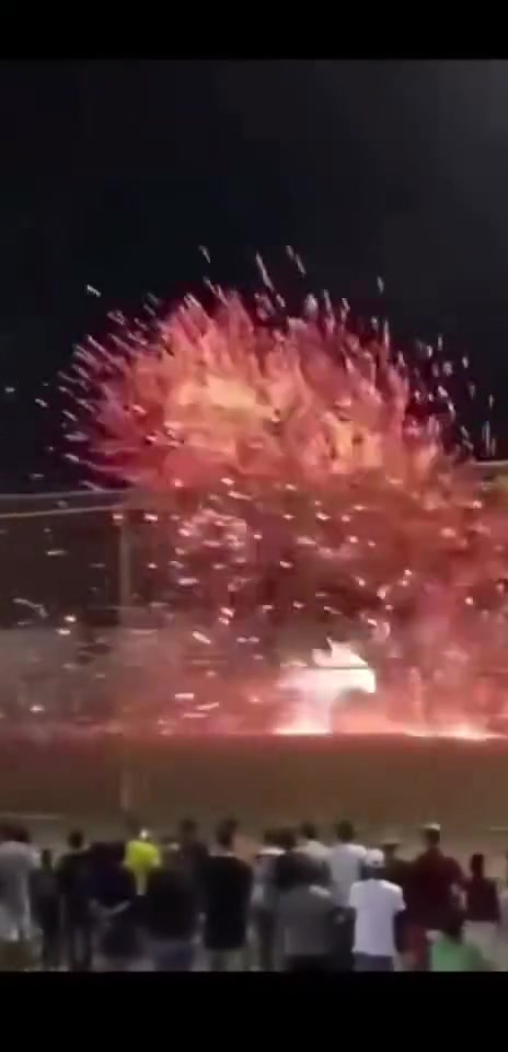 烟花表演秀失误现场燃放烟花需注意安全