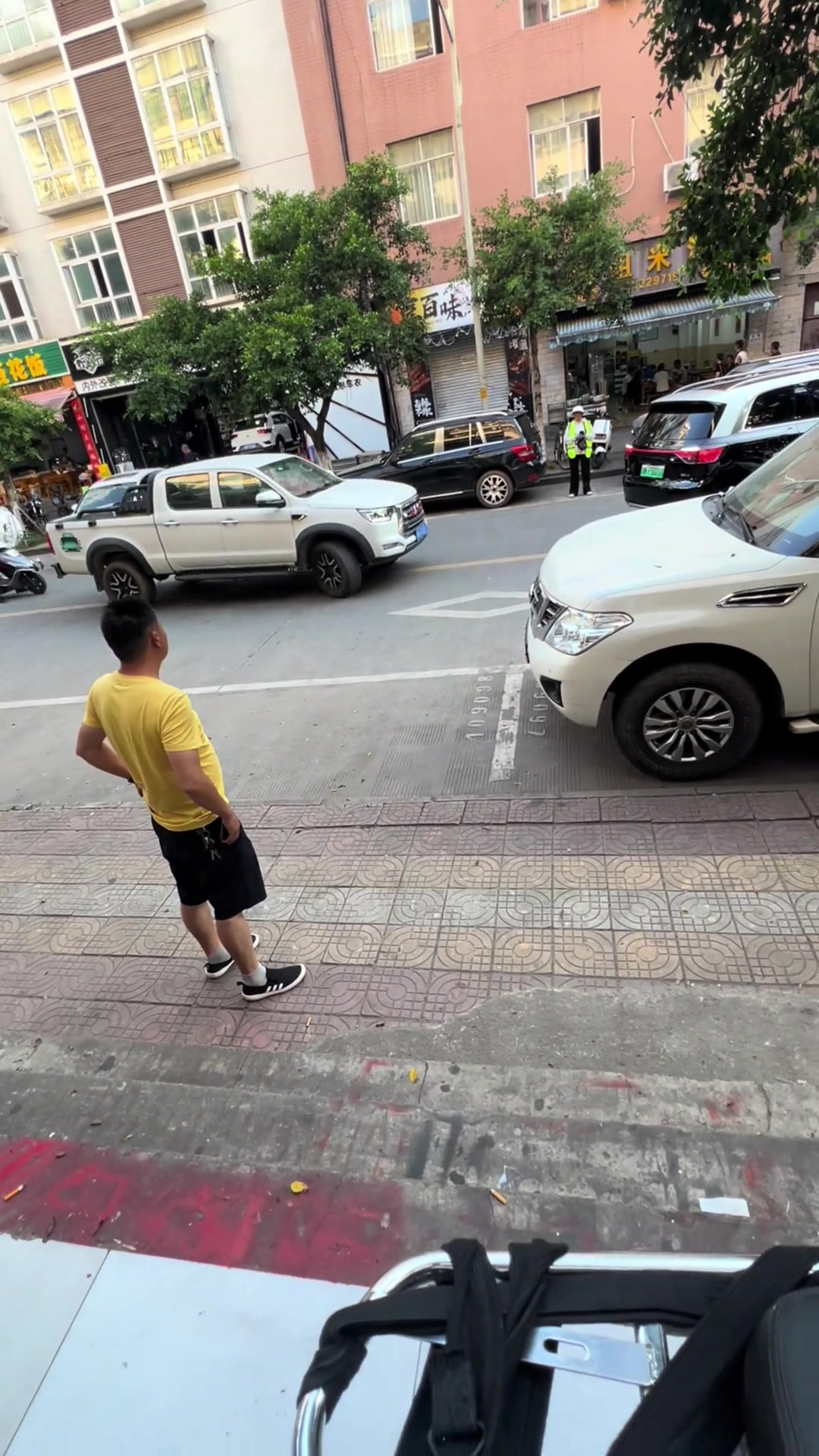 终于明白大家为什么叫它大玩具了，后面司机想发火结果没找着司机