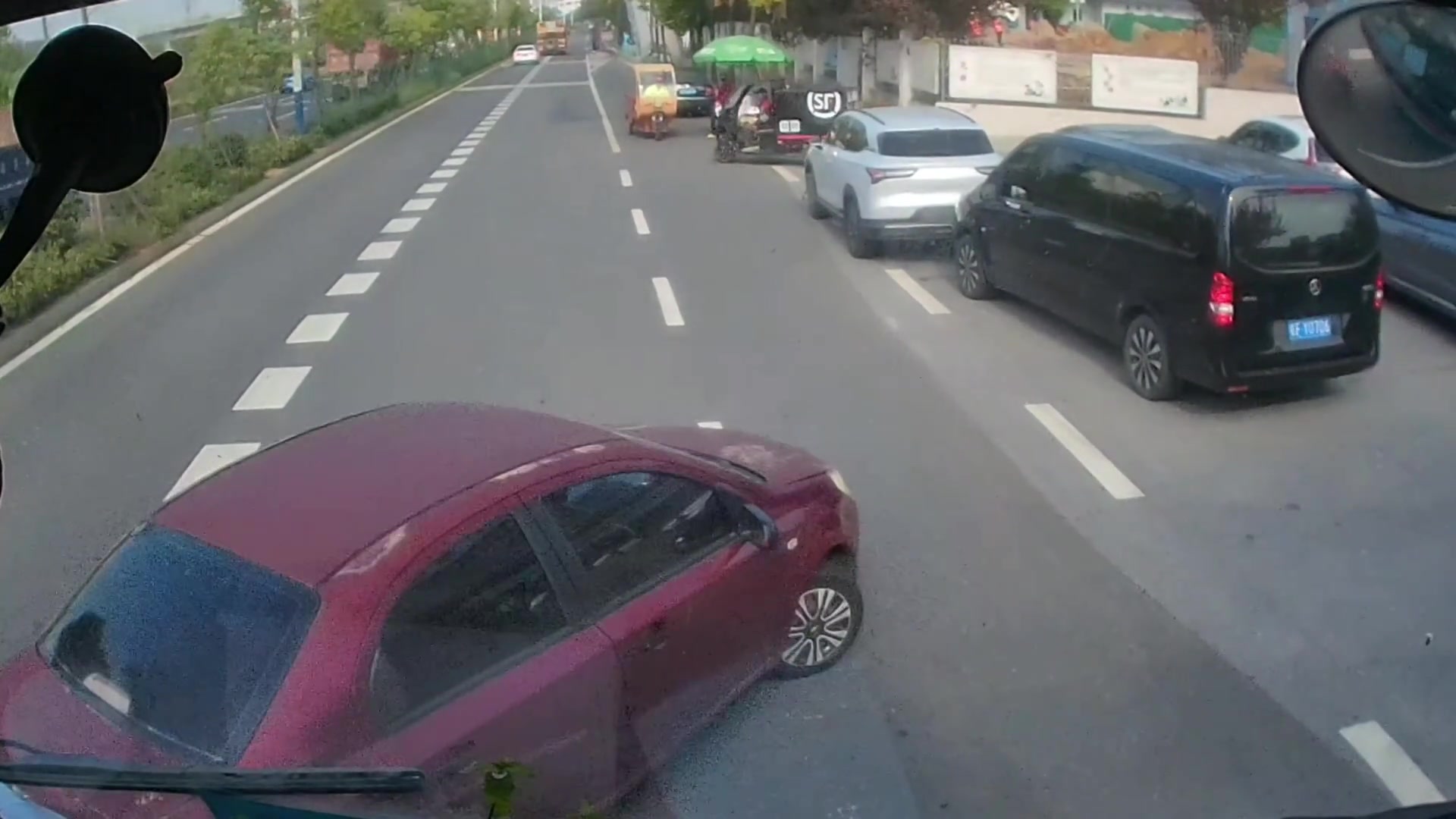 小车想变道，大车想超车，给后车惹急了鸣喇叭示意！