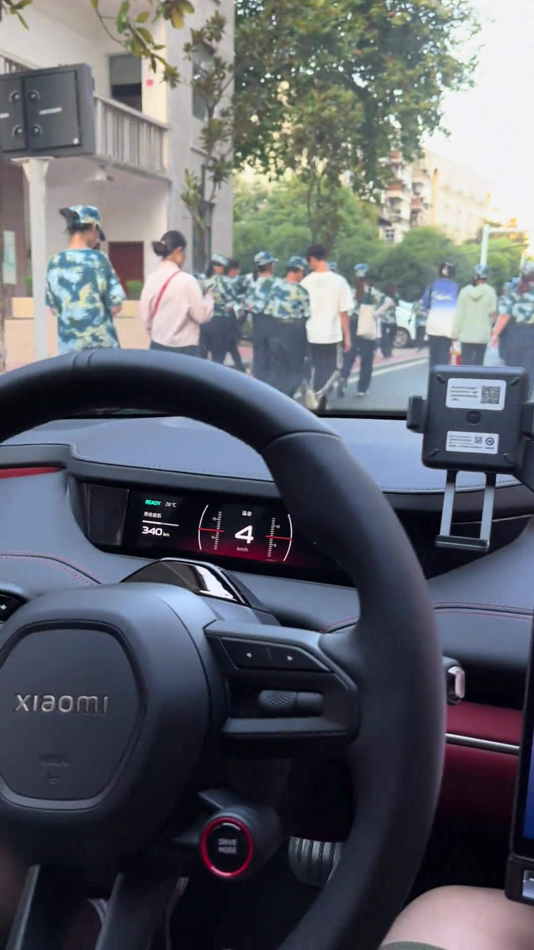 全程“交警”护送小米su7车主还有这待遇