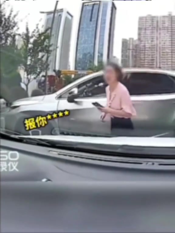 男子直行礼让转弯女司机，不料对方却撞上摩托车