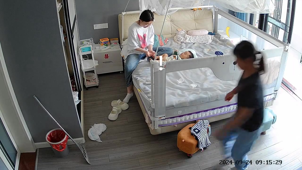 挺会挑时机啊！尿不湿刚脱一秒就尿了，幸好妈妈反应快