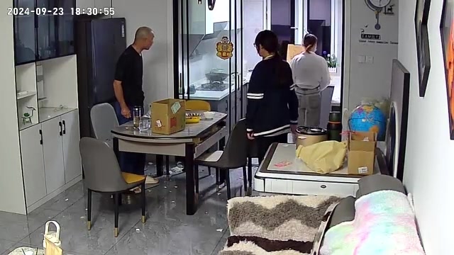 夫妻俩吵架一秒点燃，怒砸东西，大吼大叫