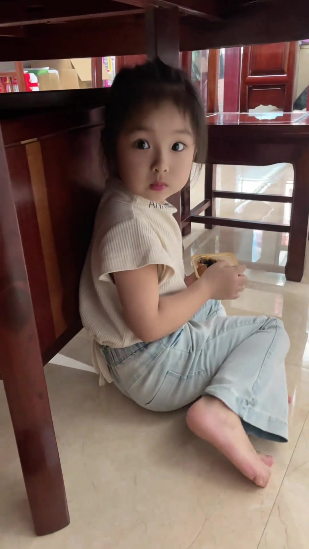 小女孩偷吃月饼被抓包，表情太可爱