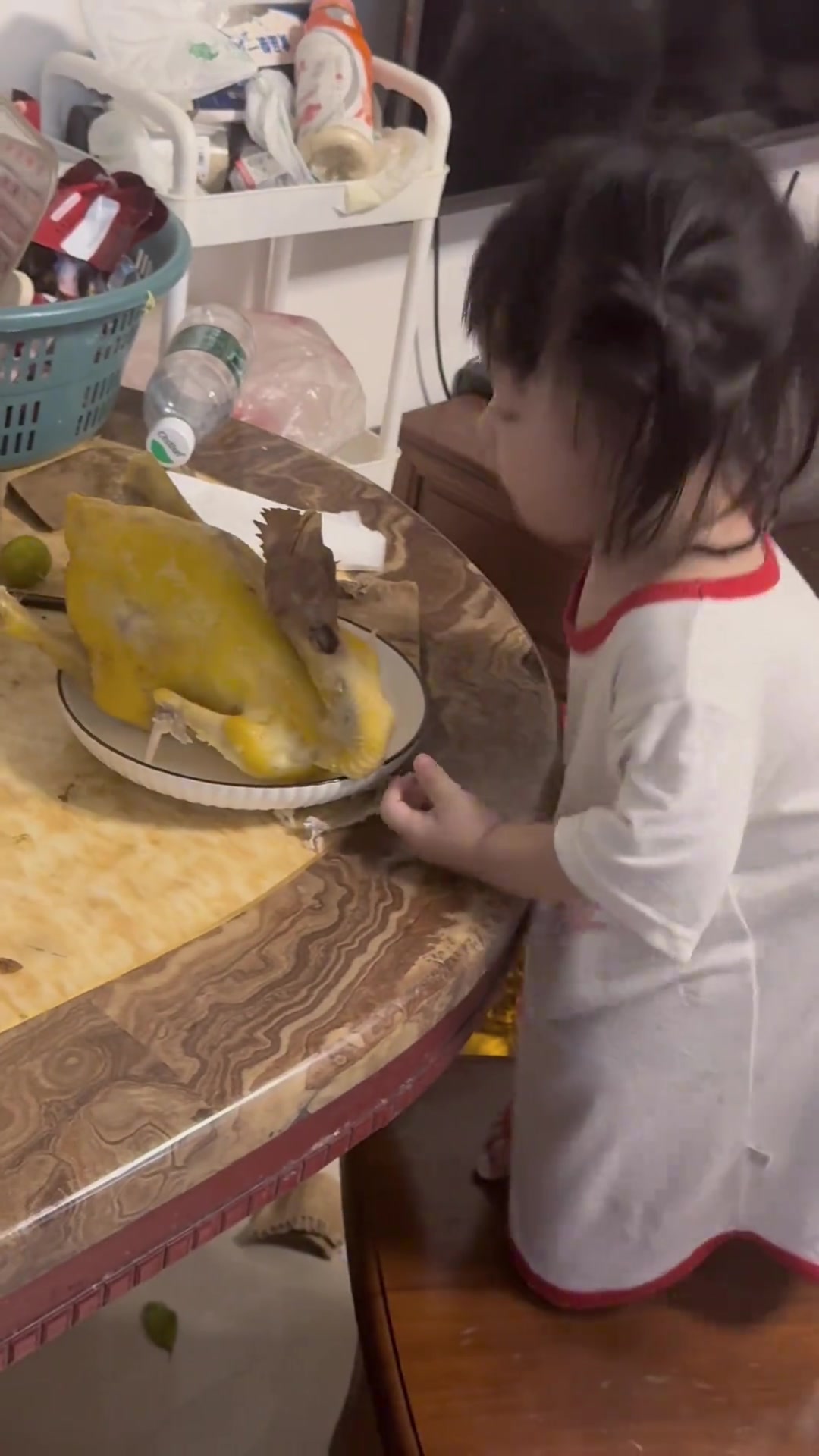 萌化了！小女孩肚子嘟嘟的，看来没少敢这种事呀