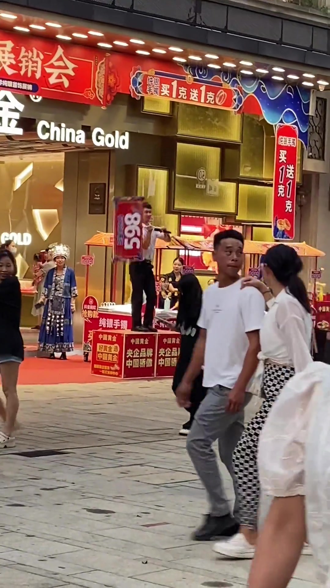 表面竞争激烈实则相互鼓励！