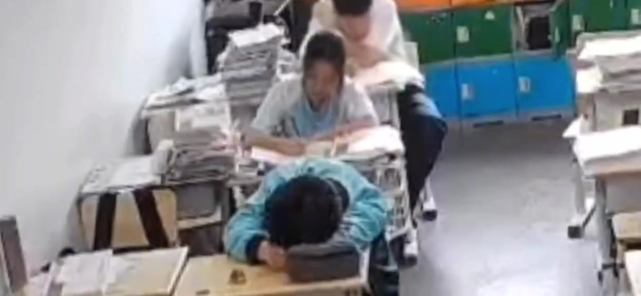 真神奇，他醒了后边的女生就睡了