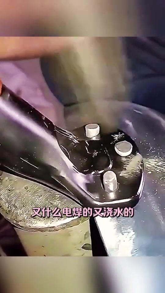 用敲的！炒瓢把是这样安装的吗这软的和木头一样！