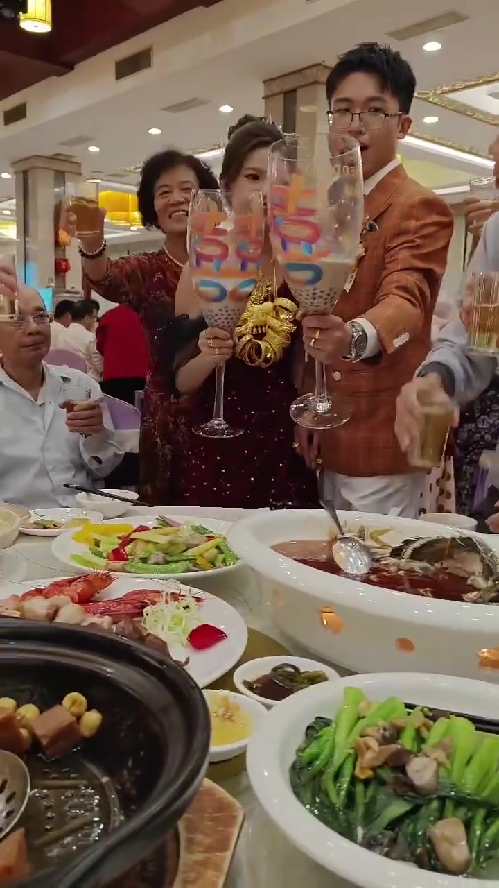 好好，现在开始喝奶茶敬酒了