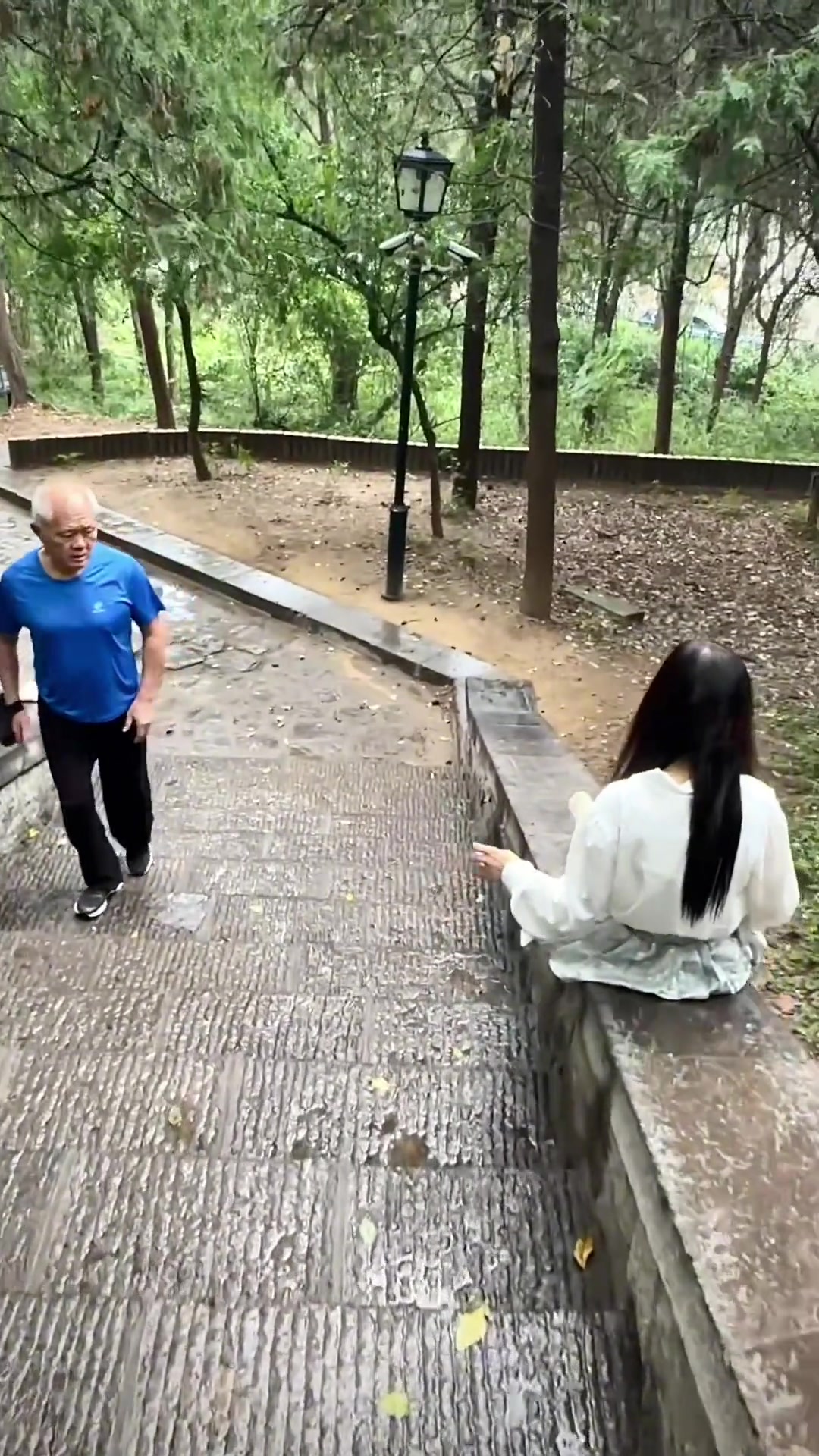 大爷：她真的好神奇好有趣哦...