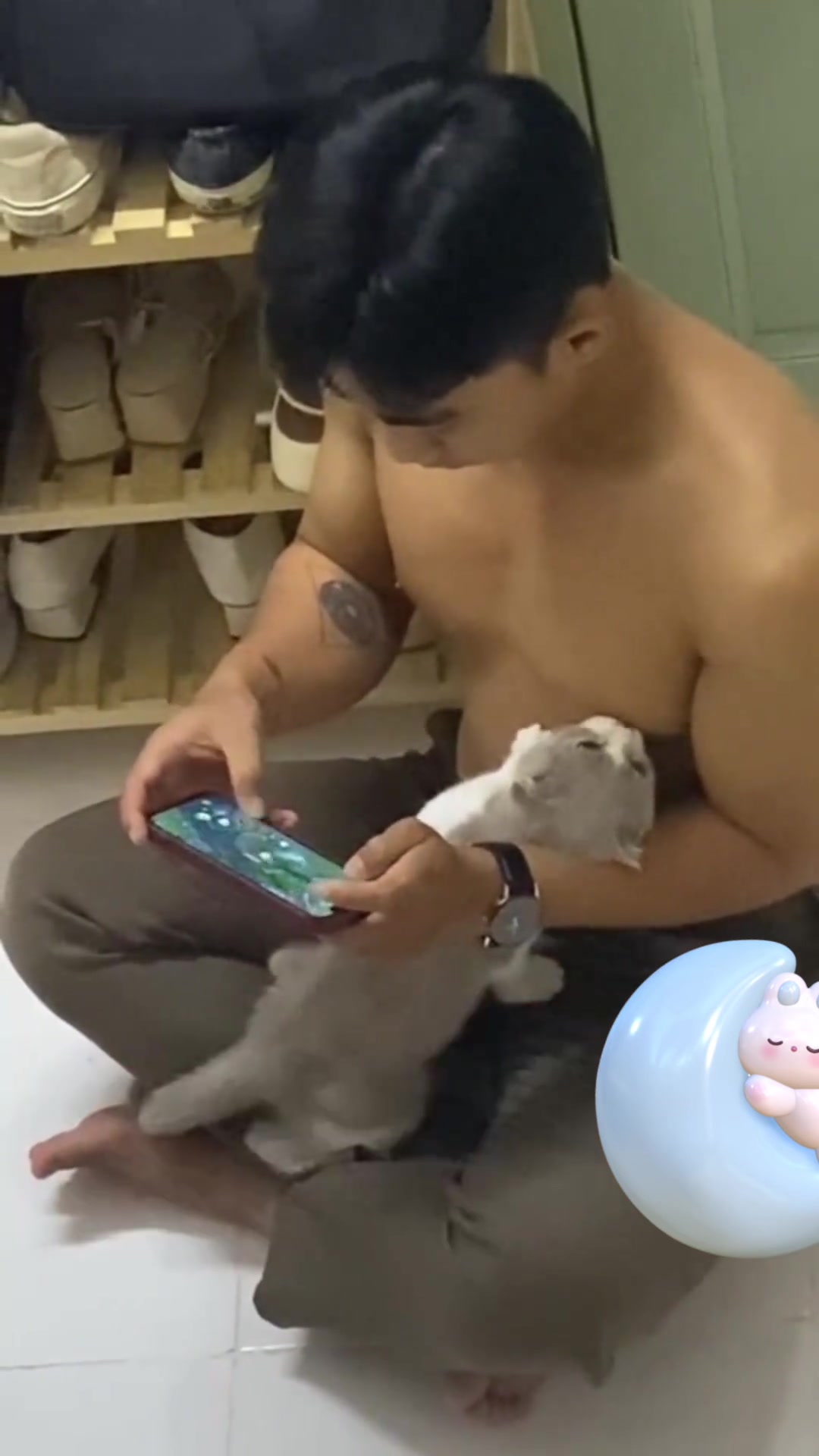 边游戏边奶孩子
