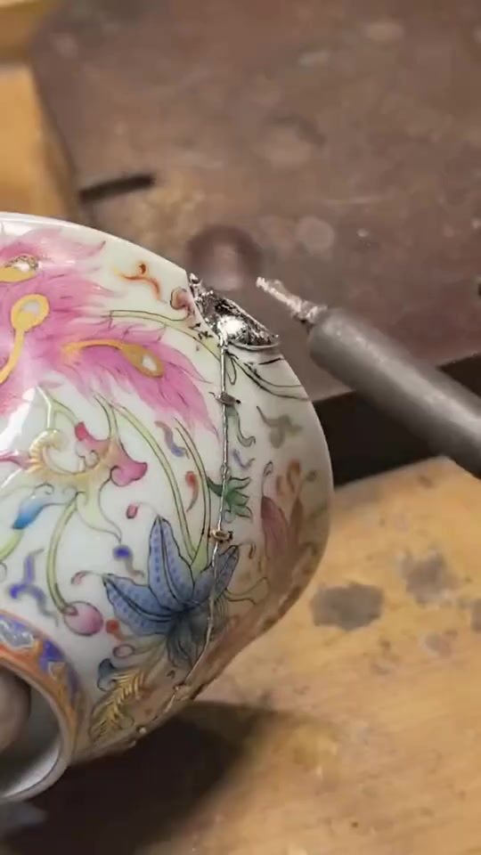 在九十年代，这是一门技术，手艺！破损的瓷器手工修复！