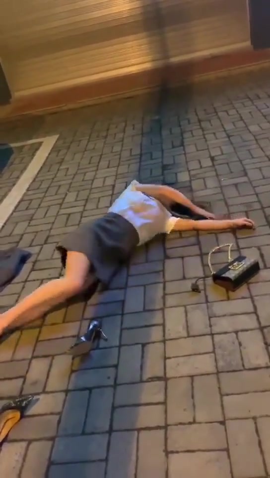 这是真的耍酒疯吧看着应该喝了不少...