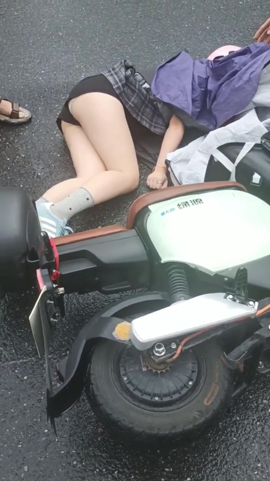 还好被好心人扶起！小姐姐骑车不慎摔倒，看样子是摔懵了！