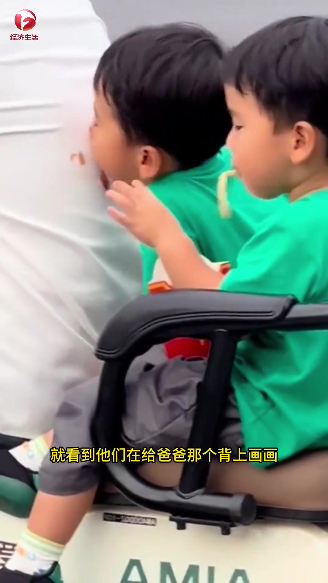 可爱双胞胎，把番茄酱涂爸爸衣服上沾薯条吃！