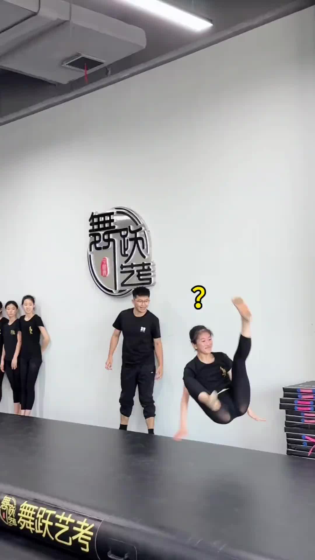 虽然你摔的很惨，但我还是忍不住想笑啊