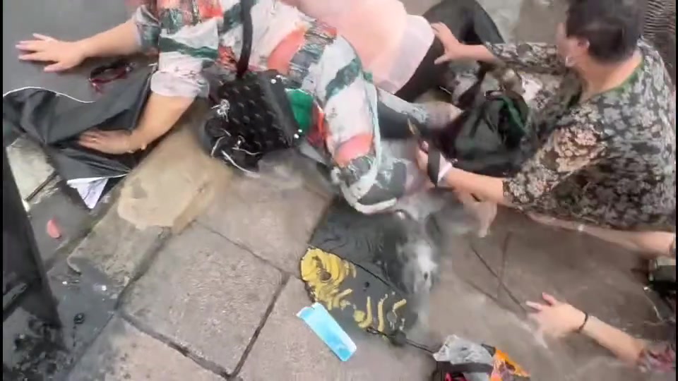 无情的浪花拍打着花开富贵、万紫千红、上善若水