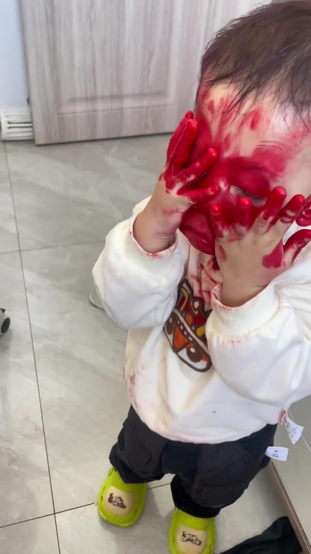 小孩把妈妈口号抹的满脸都是