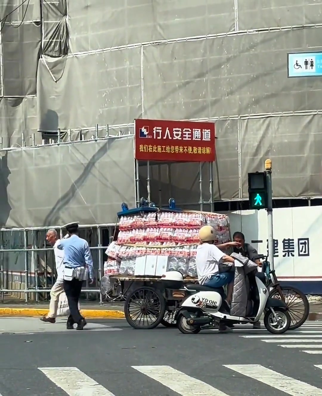突然泪目了，交警也好的举动温暖了我浮躁的心