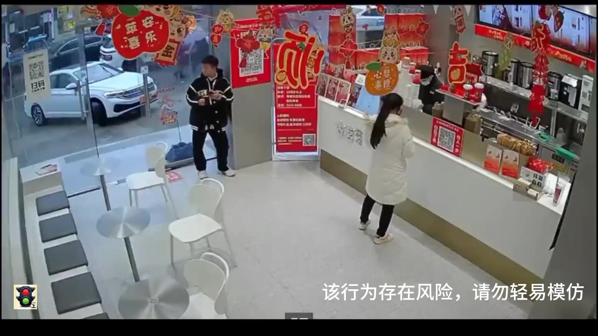 油门刹车傻傻分不青了吧，还好没有撞到人那小哥运气太好了