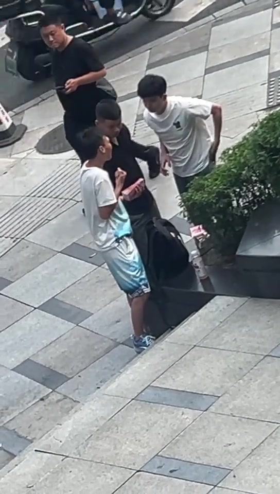 啊嘞好像拍到了什么交易场面！！！现在还用现金交易