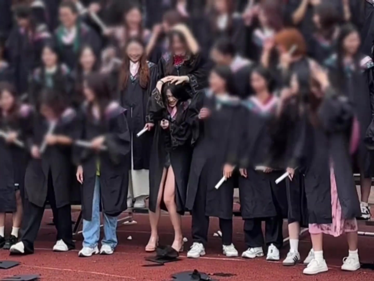 这帽子开了精准定位！给拍下这个时刻的摄影师加鸡腿