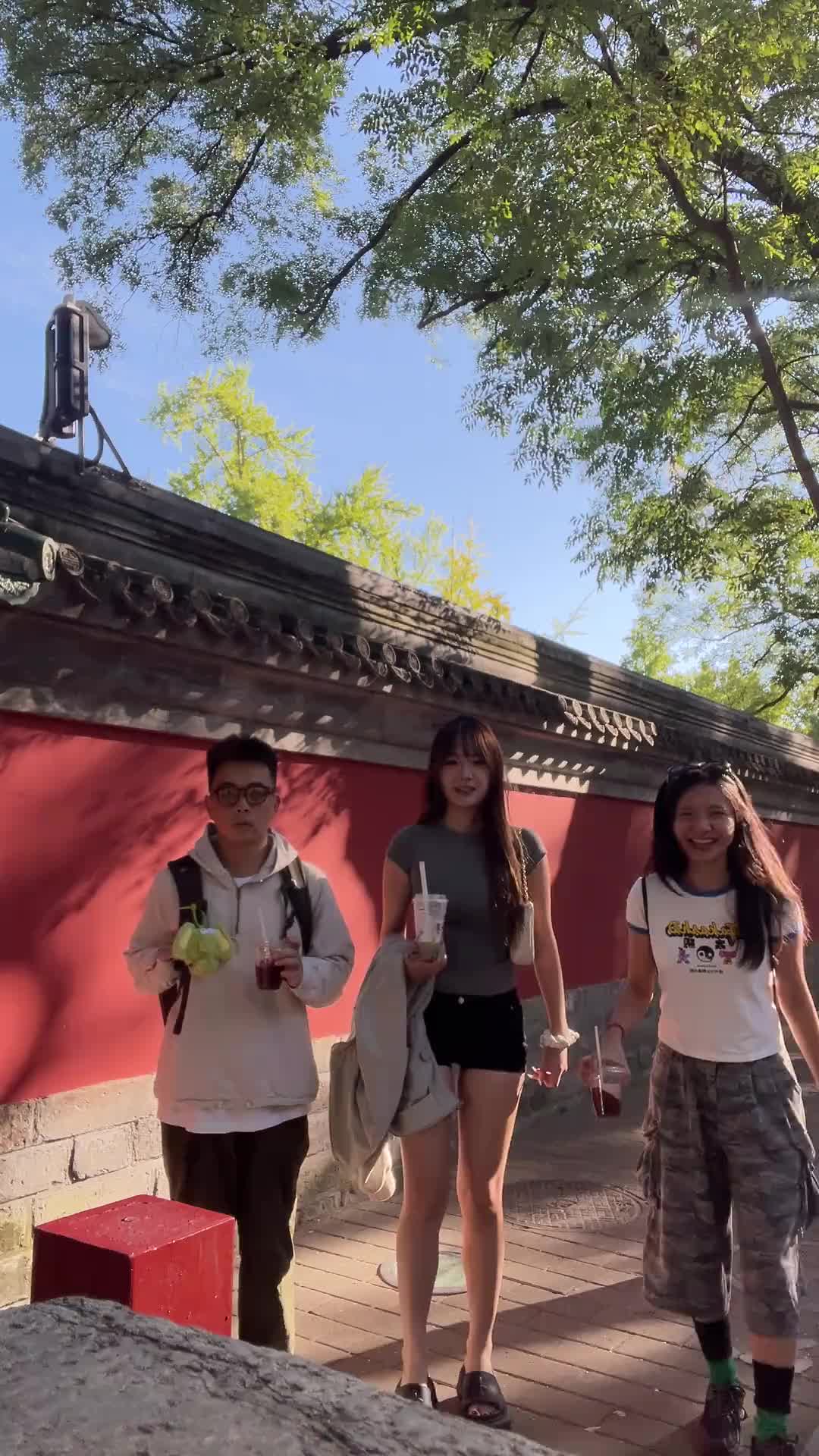 中间这位美女，我眼睛就没离开过