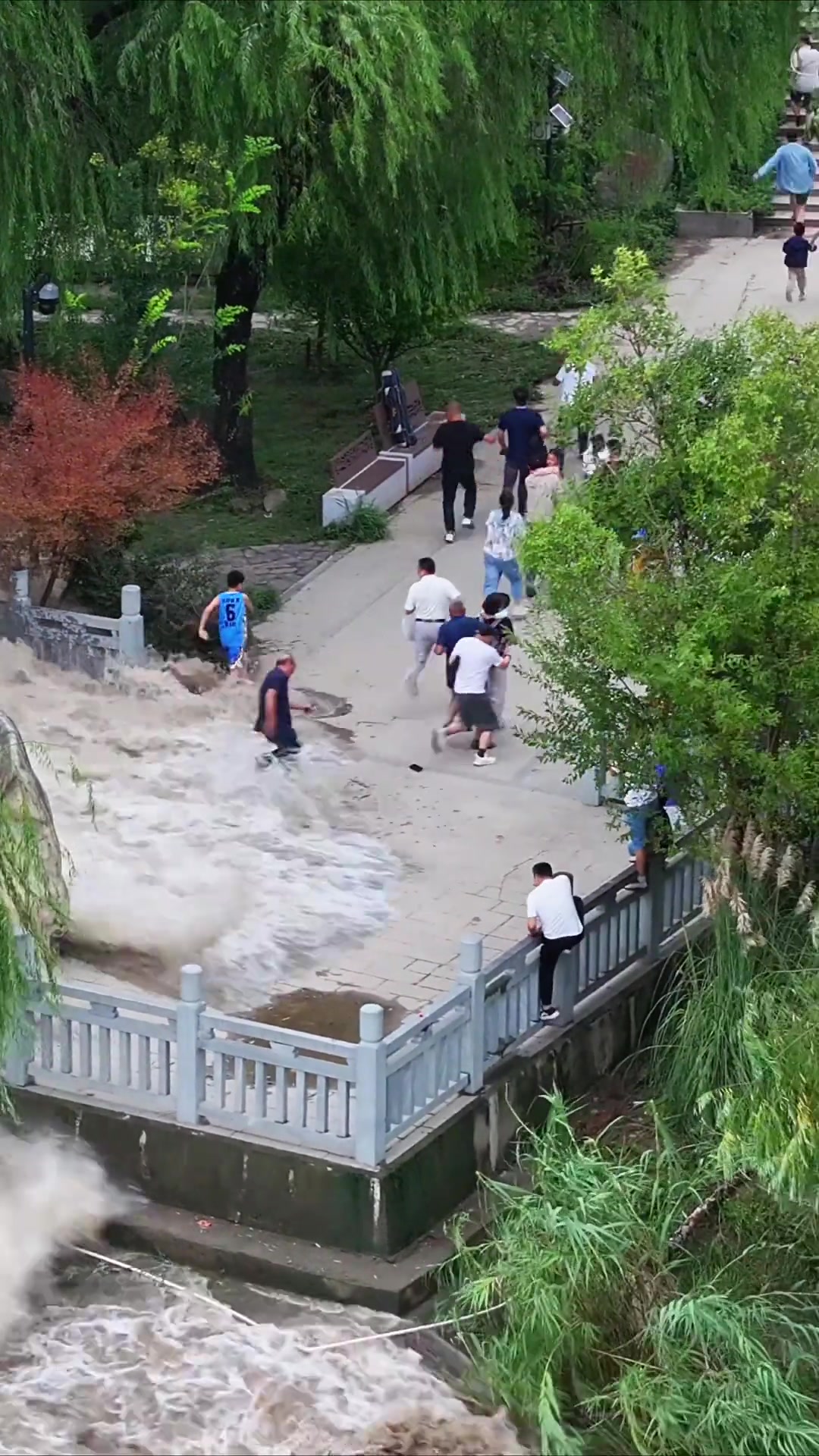 “天下第一潮”钱塘江大潮名不虚传！