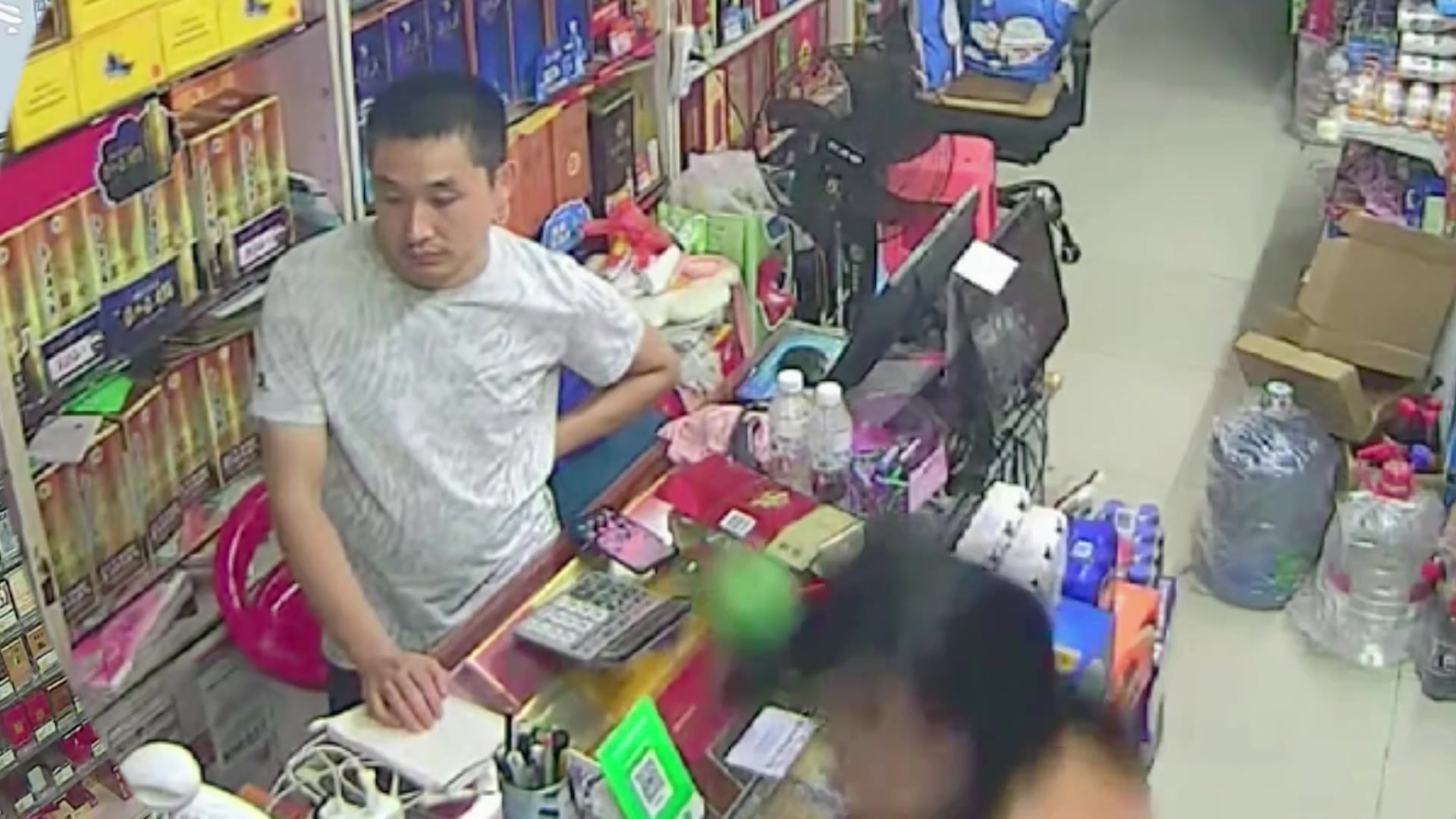 女子假装扫码后立即拿烟逃走，店主冲出去也没能拦下来