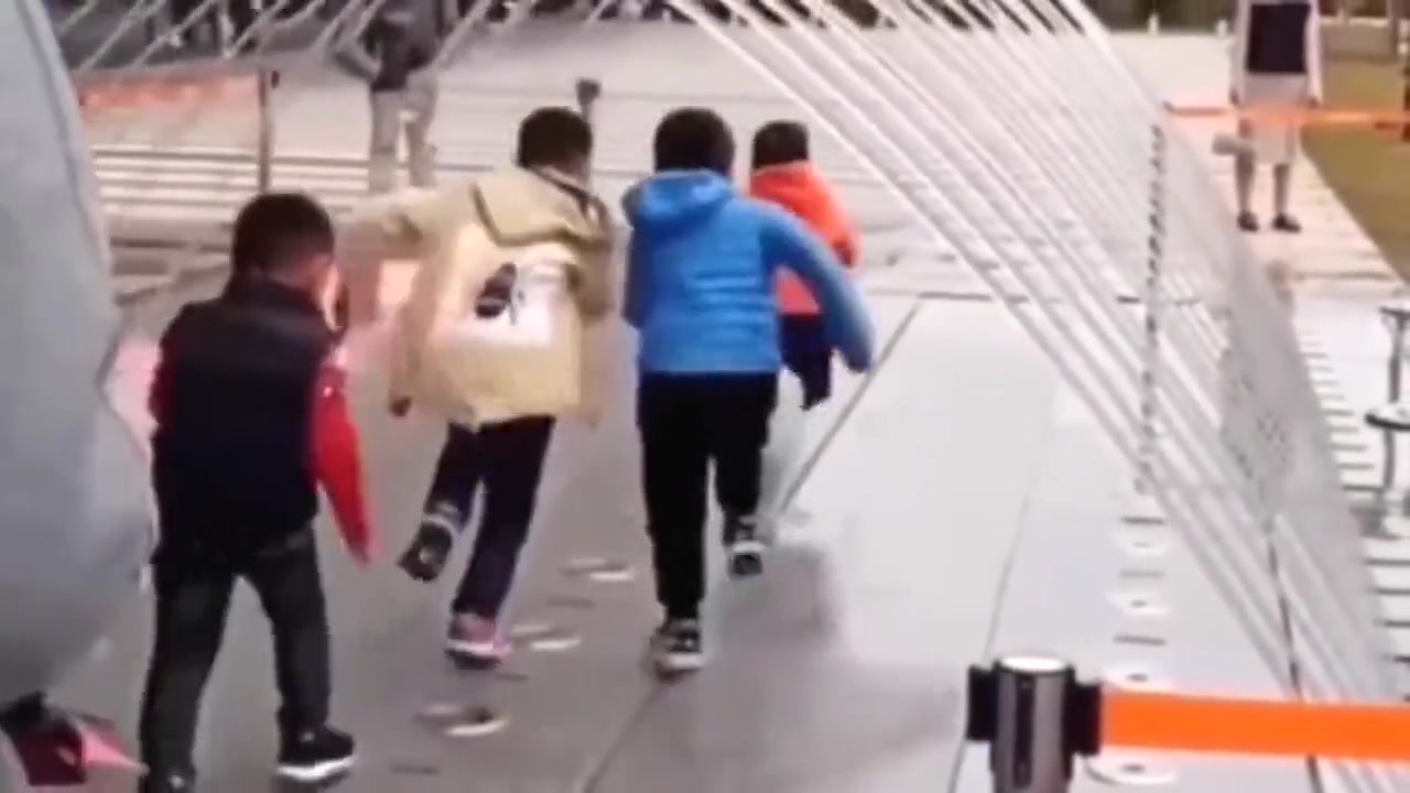 这小孩带了一波好节奏啊，队员全部遭殃了