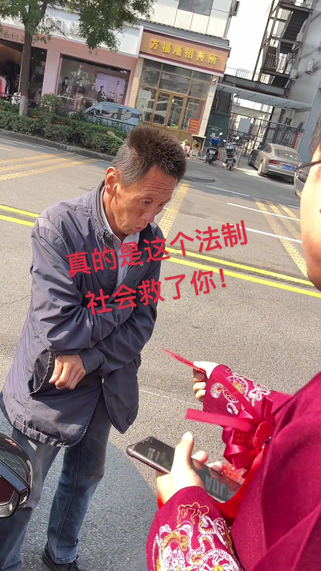 婚闹习俗，拦婚车要钱，现在的婚闹演变成打劫！！！