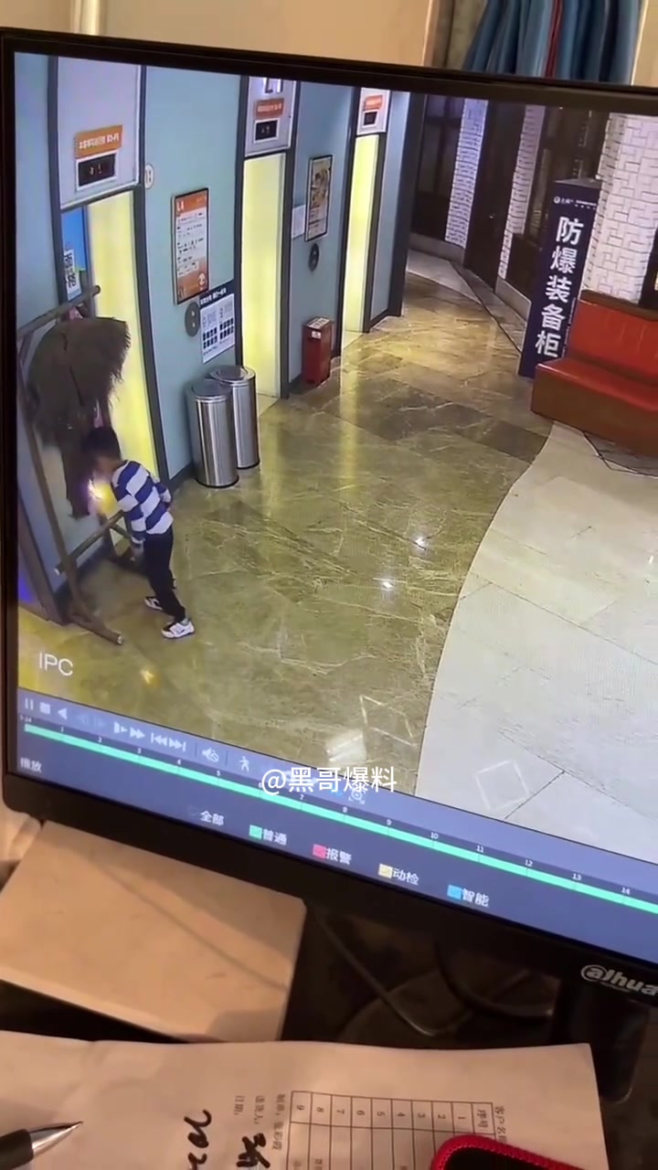熊孩子玩火，差点把店给点着，太可怕了！