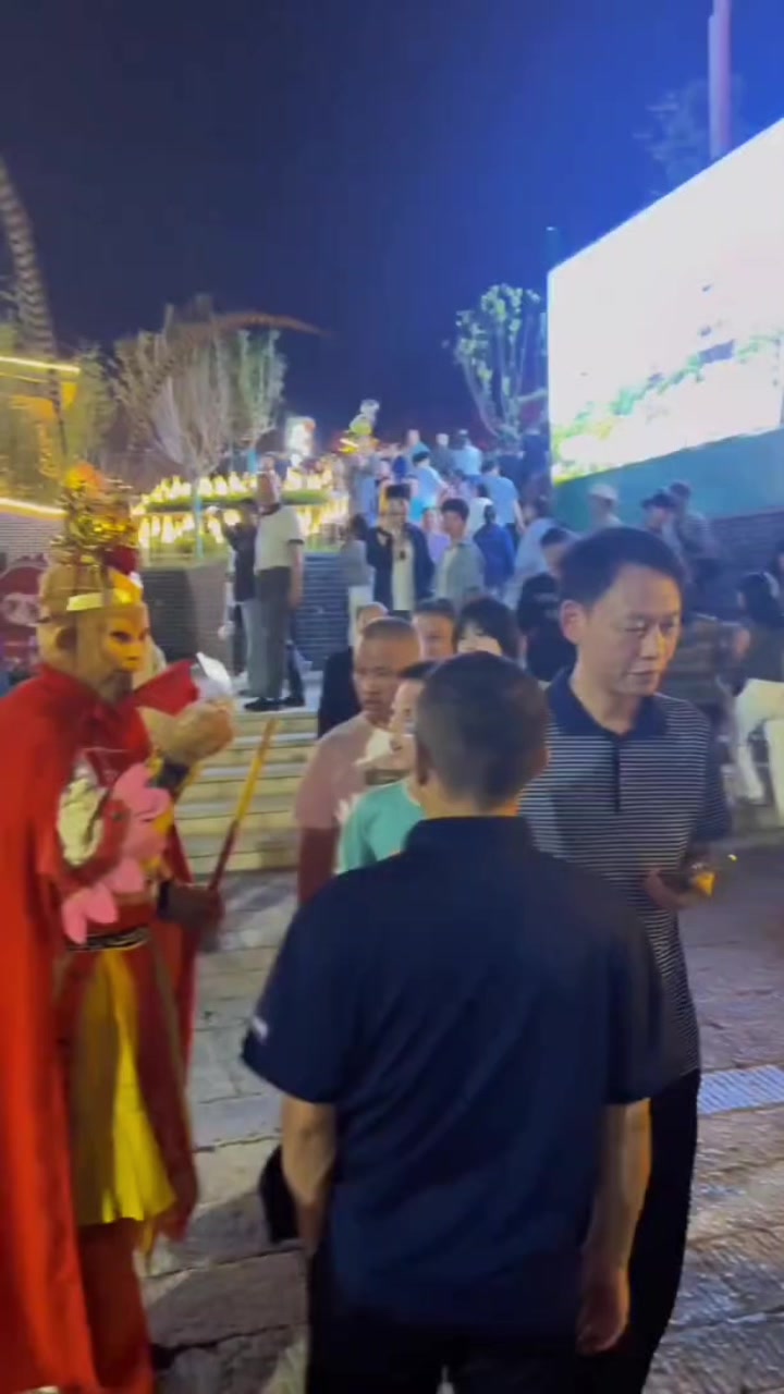 景区里扮演孙悟空与游客合照，拍完之后才跟游客说要付钱！！