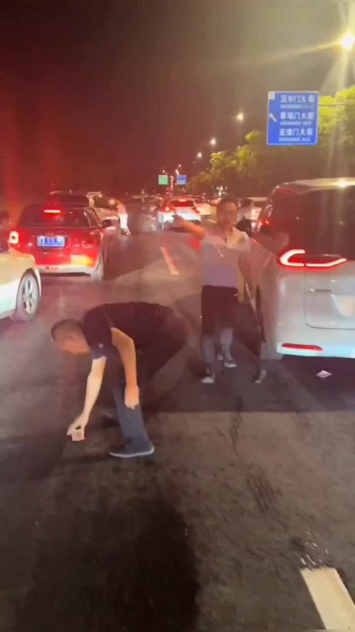 突然出现大量散落的百元大钞，多人下车捡完钱驱车离开现场