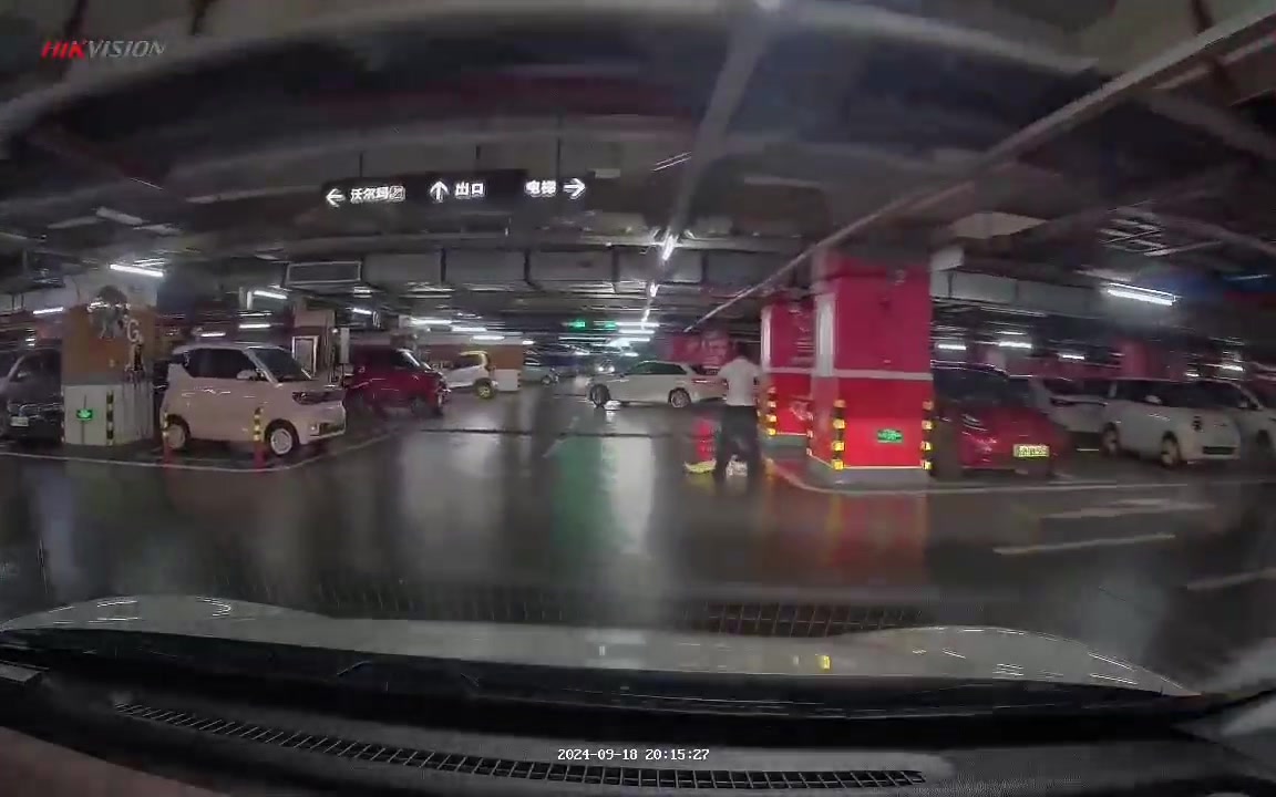 小孩闹脾气躺地上家长看着，视频车来了按了喇叭，家长直接踢车