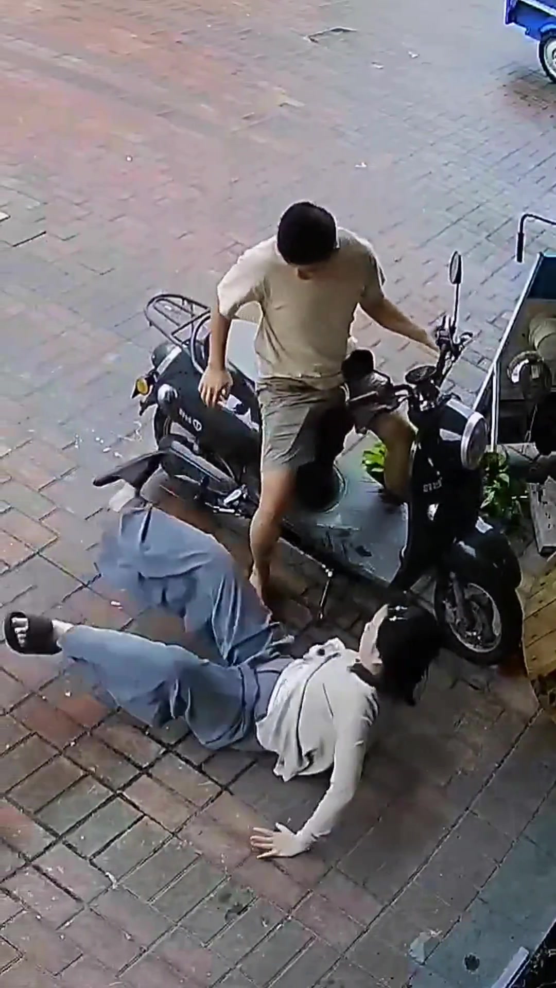 监控下的倒霉蛋！终究还是男的扛下了所有