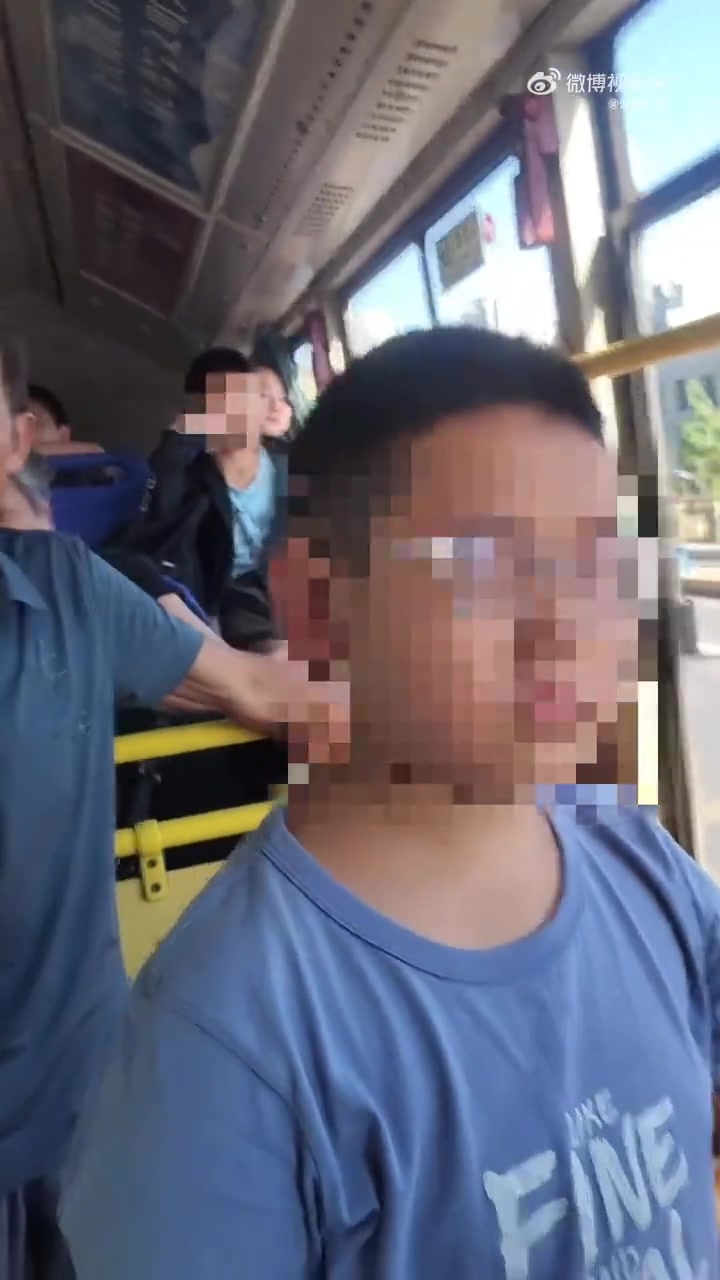 公交车上老太强行要求小学生让座，不停的怒骂孩子！！