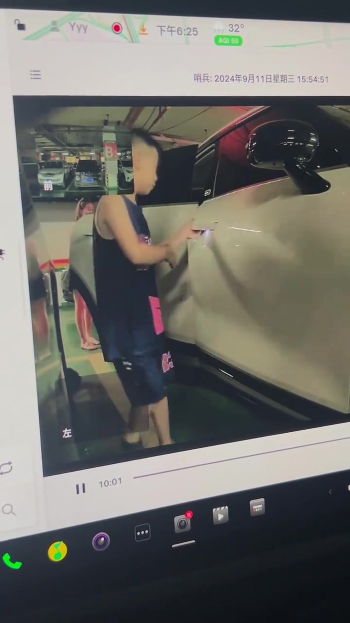 小孩真有素质开车门用身体去挡，怕蹭到隔壁的车，