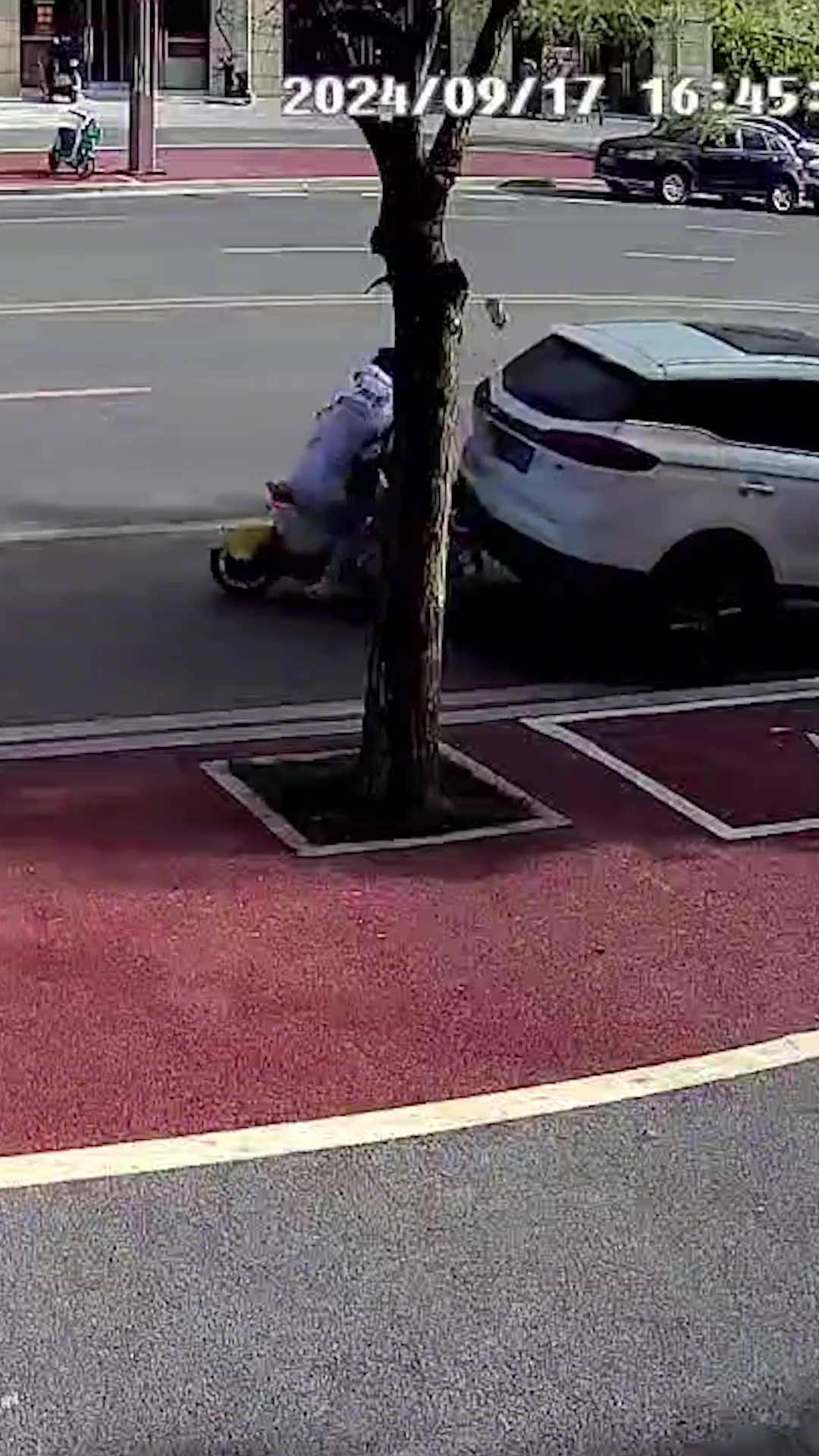 边骑车边低头看手机，撞了！