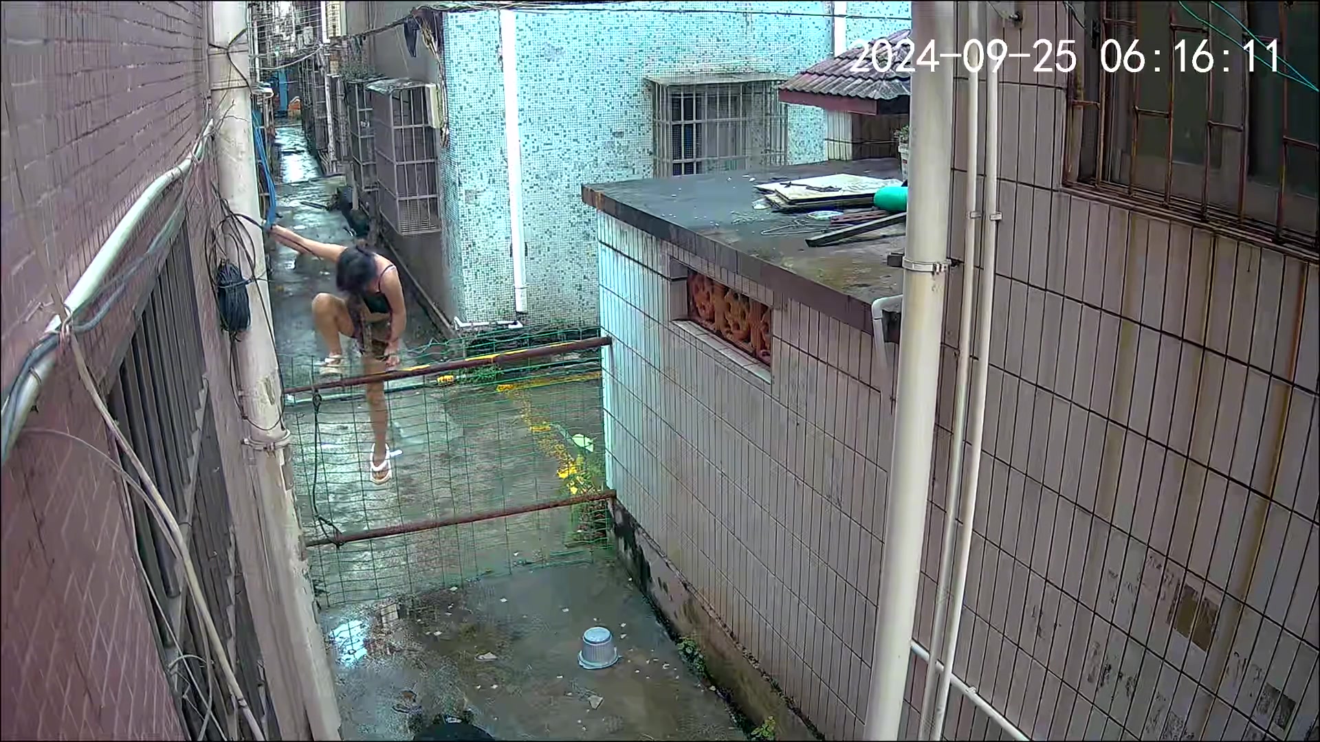 女生忘带钥匙，艰难爬墙