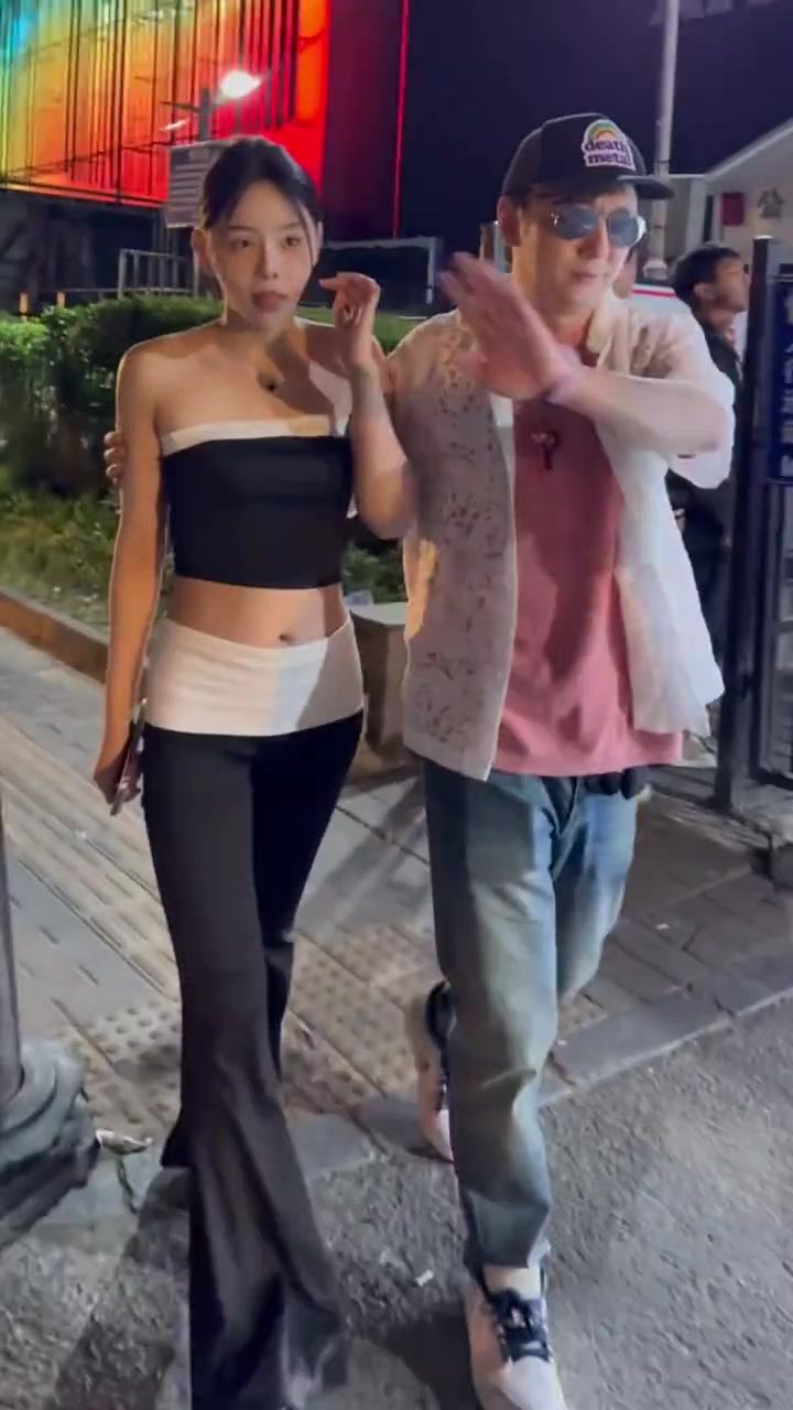 紧身牛仔高腰提臀！有人模仿王思聪带着女友在工体露面